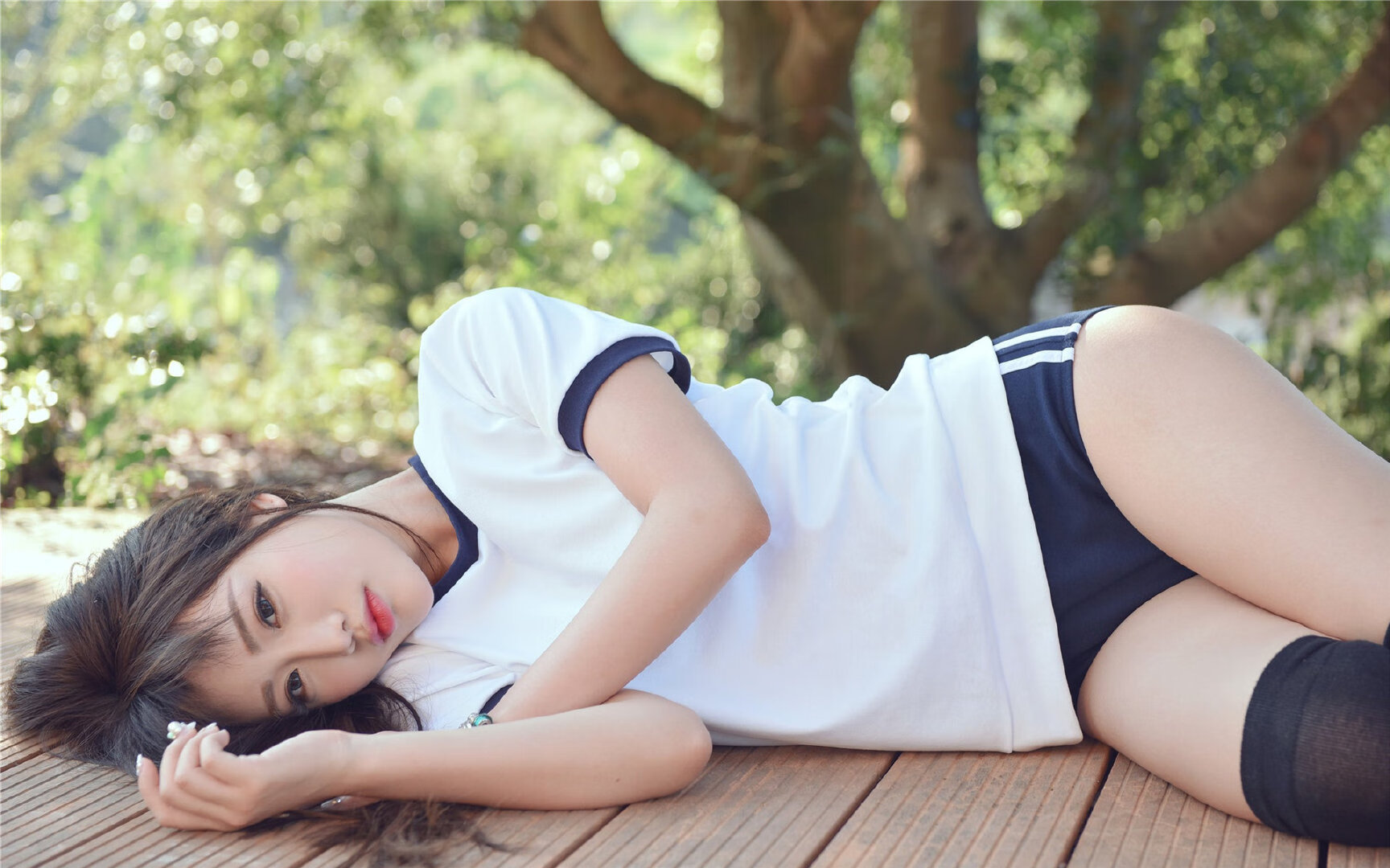 "指南针辨别方位指南"  

（说明：此改写保持了原标题的核心信息——"指南针"和"方向/方位"，同时通过"辨别"和"指南"强化了工具的使用属性，符合常见知识类标题的表述习惯，且未新增无关信息。）